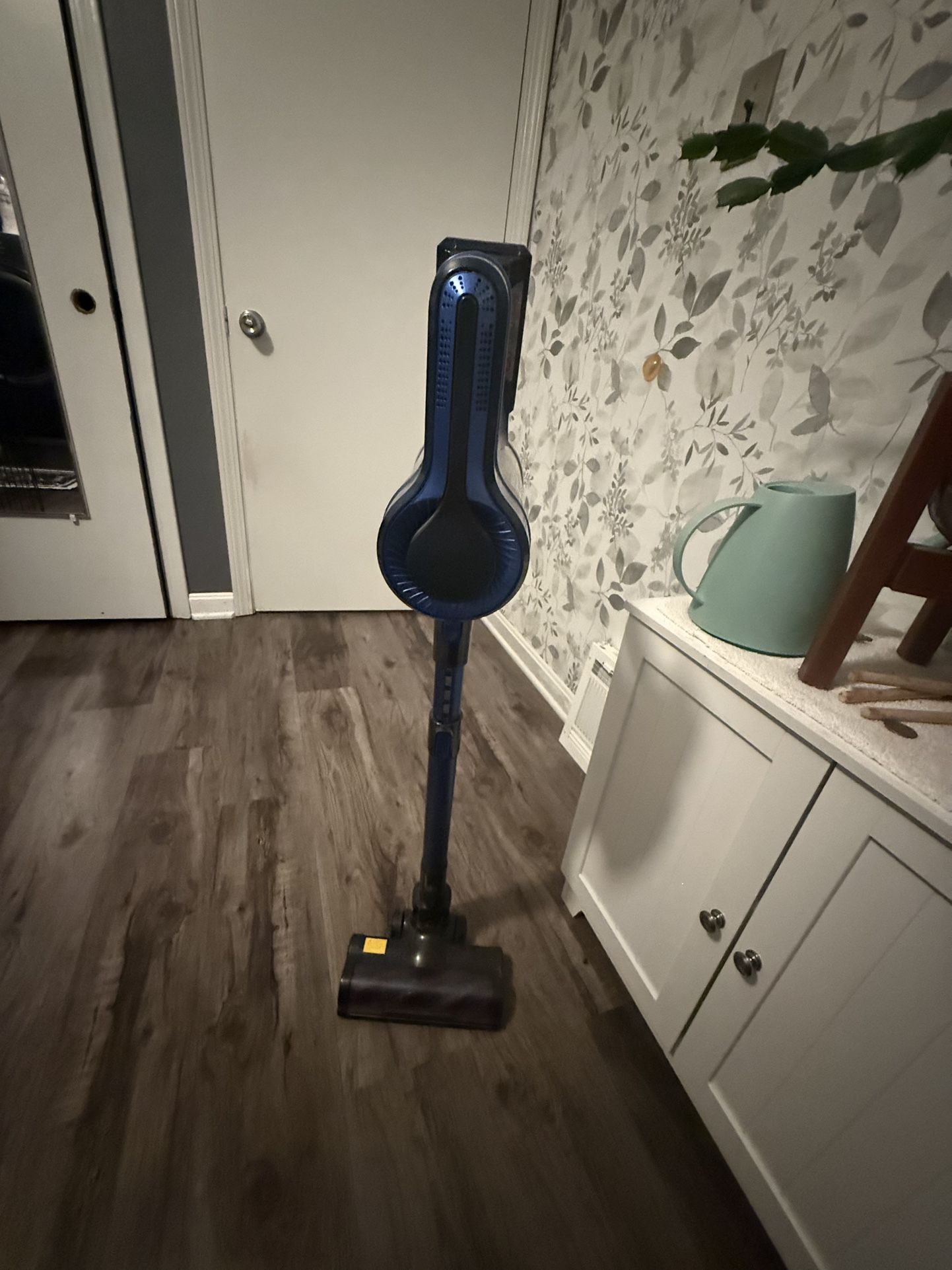 Rechargeable Light Weight Vacuum 