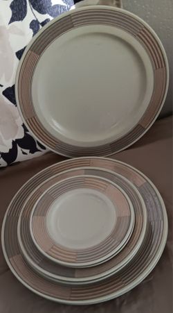 Vintage 8 Piece Mikasa Intaglio "Tracings" (CAC06) Stoneware Pattern.