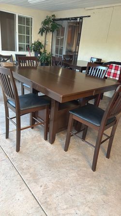 Dining table and 4 Chairs