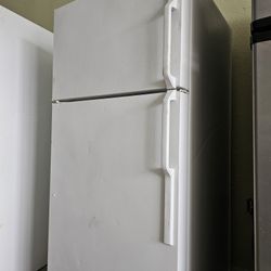 Hotpoint Refrigerator Working Perfectly Fine Very Clean I Can Deliver To You 90 Days Warranty 