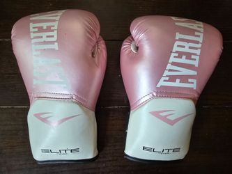 Women's Everlast 8 oz pink boxing gloves