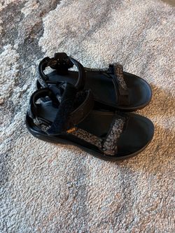Tevas men’s 10