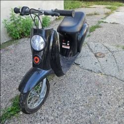 Razor Moped. With Charger. I Got 2 New Batteries I Just Don't Know How to Solder Them Back On $85