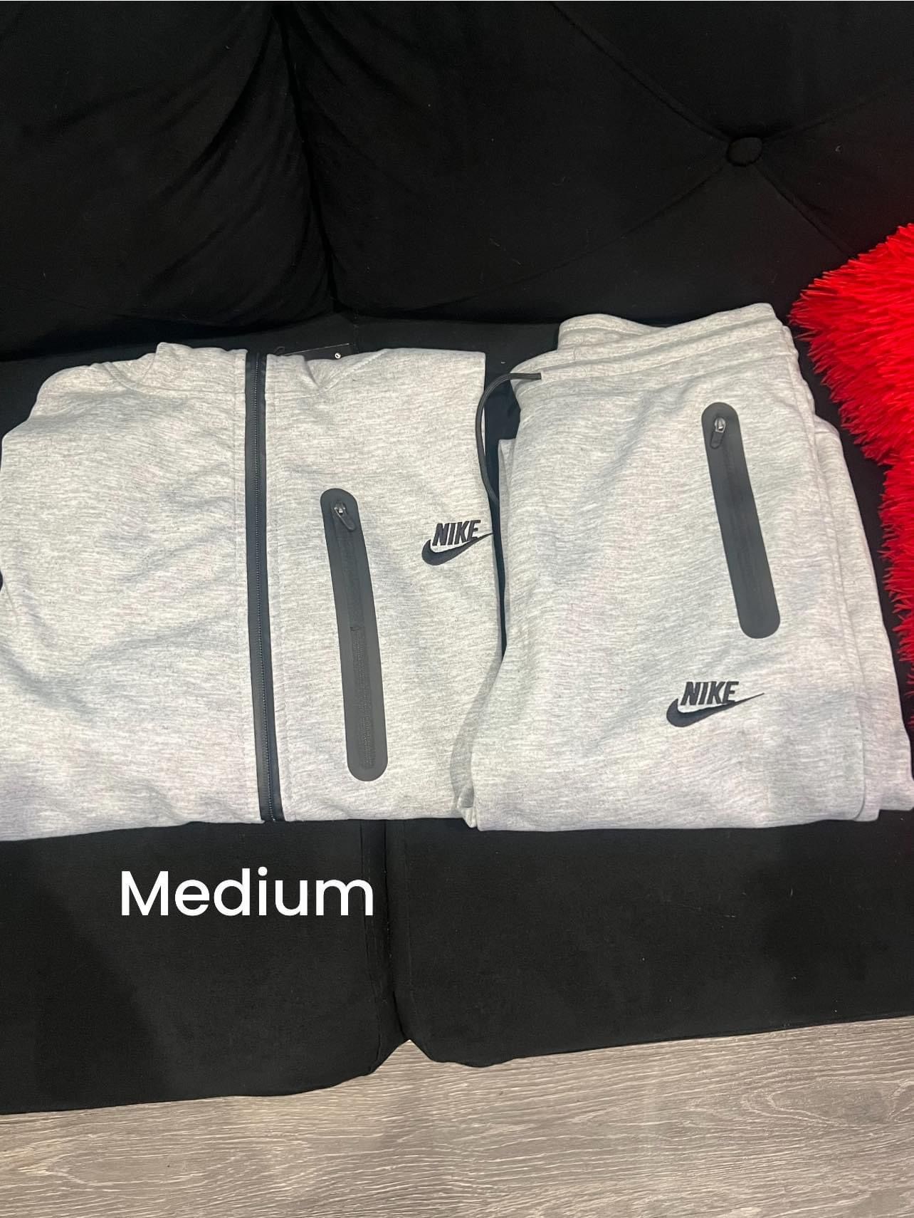 Mens Nike sweatsuits small,medium,2x,3x $70 each hmu β
π₯π―