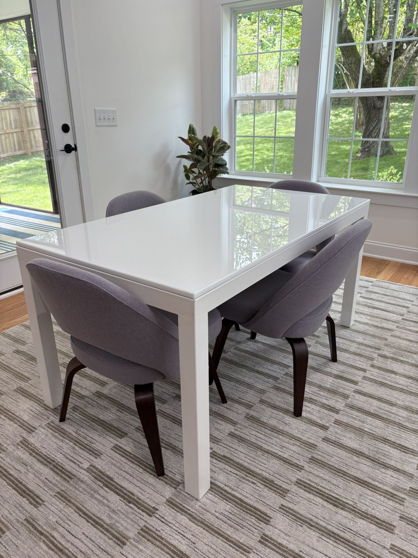 Dining Room Table and Chairs For Sale