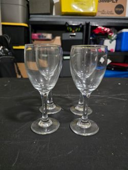 Set of 4 Clear Glass Wine Glasses
