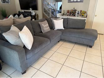 Excellent condition gray sectional couch !!!