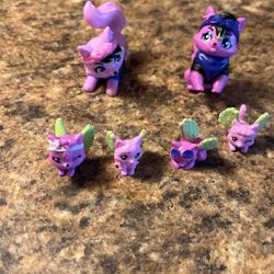 Hatchimals CollEGGtibles Rainbow-cation Wolf Family 