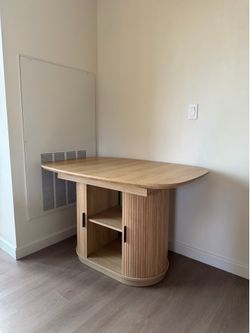 Not even once used extendable dining table