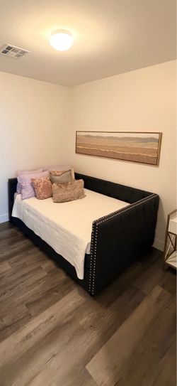 Daybed full size with twin size trundle (includes mattresses)