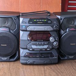 Vintage 1999 Panasonic model SA-AK17 5-Disc CD Changer System includes Speakers with dual ports, plays am/FM, CDs and cassettes. Cash pickup in Tampa