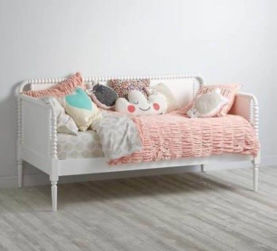 New White Wood Spindle Twin Size Daybed 