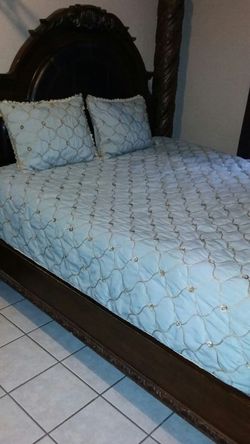 Queen size Comforter 2 shames