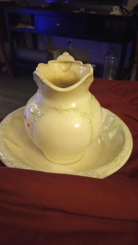 Vintage arnels Circa 1970's Pitcher & Washbowl Set
