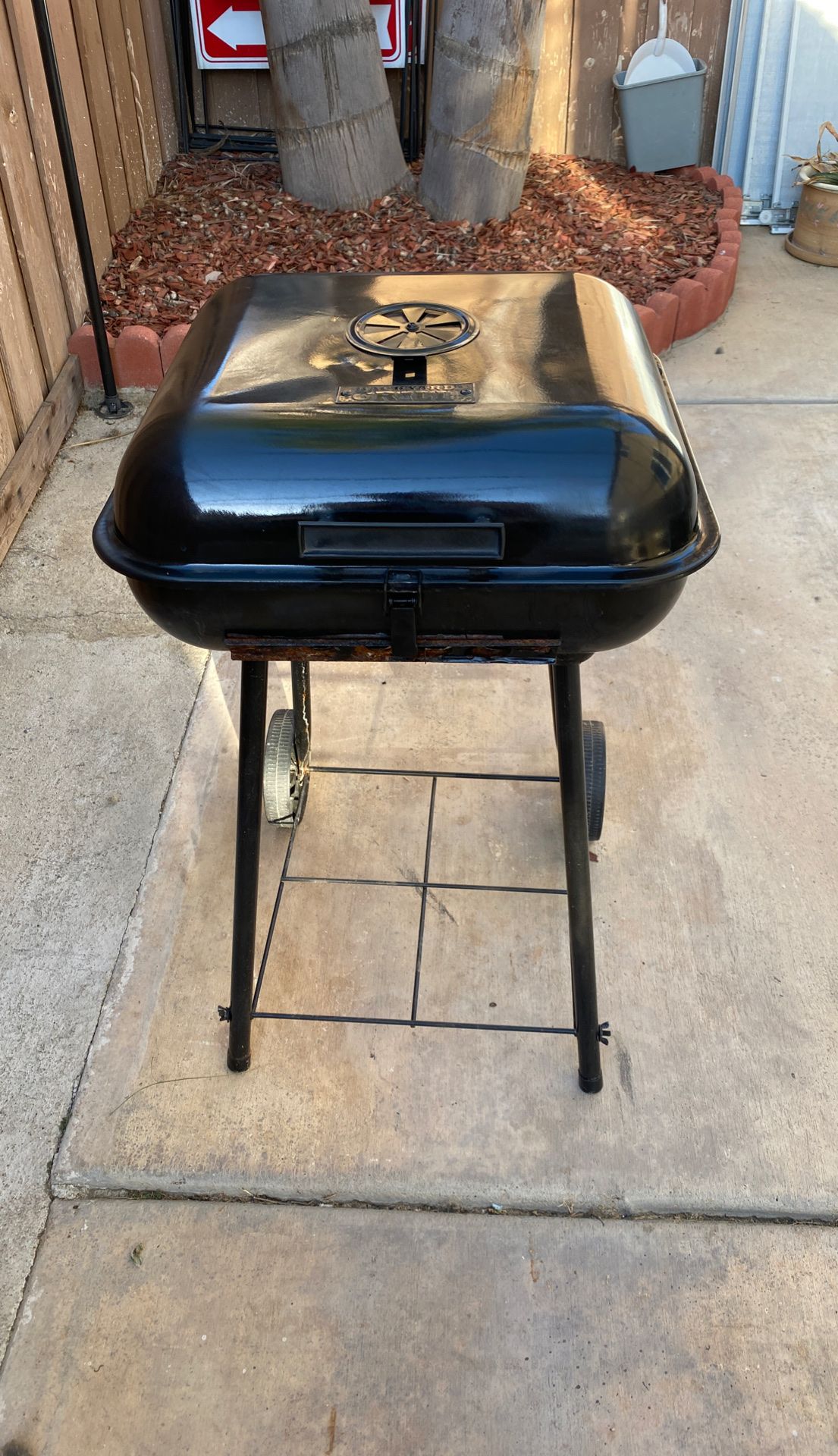Charcoal bbq good condition come with 4 piece cookware $ 20.