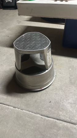 Rolling step stool