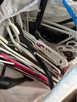 FREE HANGERS / PERCHEROS GRATIS