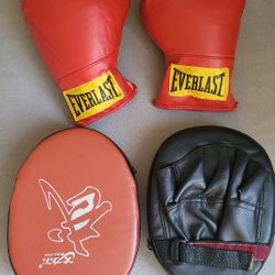 Women BOXING SET GLOVES AND PADDING