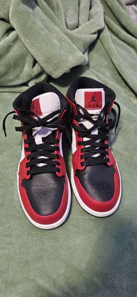 Jordan 1 Mid Chicago Black Toe
