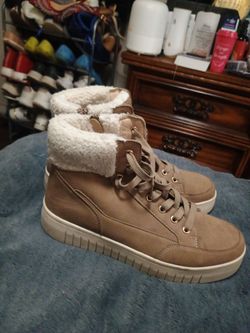 Women's boots size 9