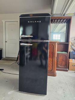 Galanz Retro Top-Freezer Refrigerator Black