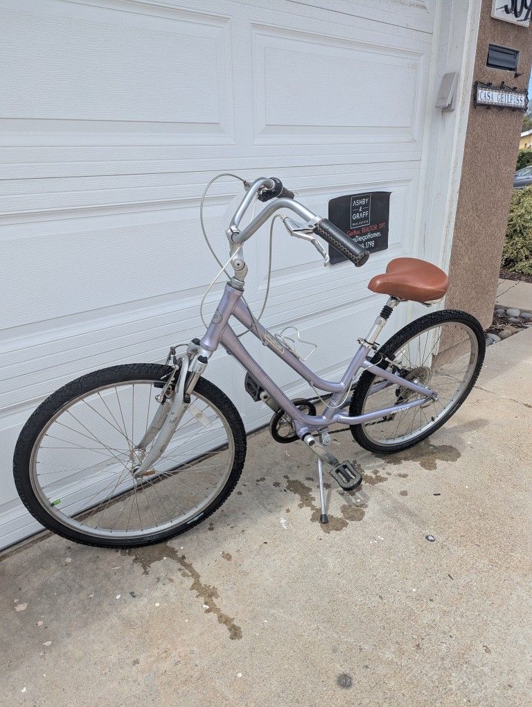 Giant suede Cruiser Woman's Unisex Bike With Tektro Shift