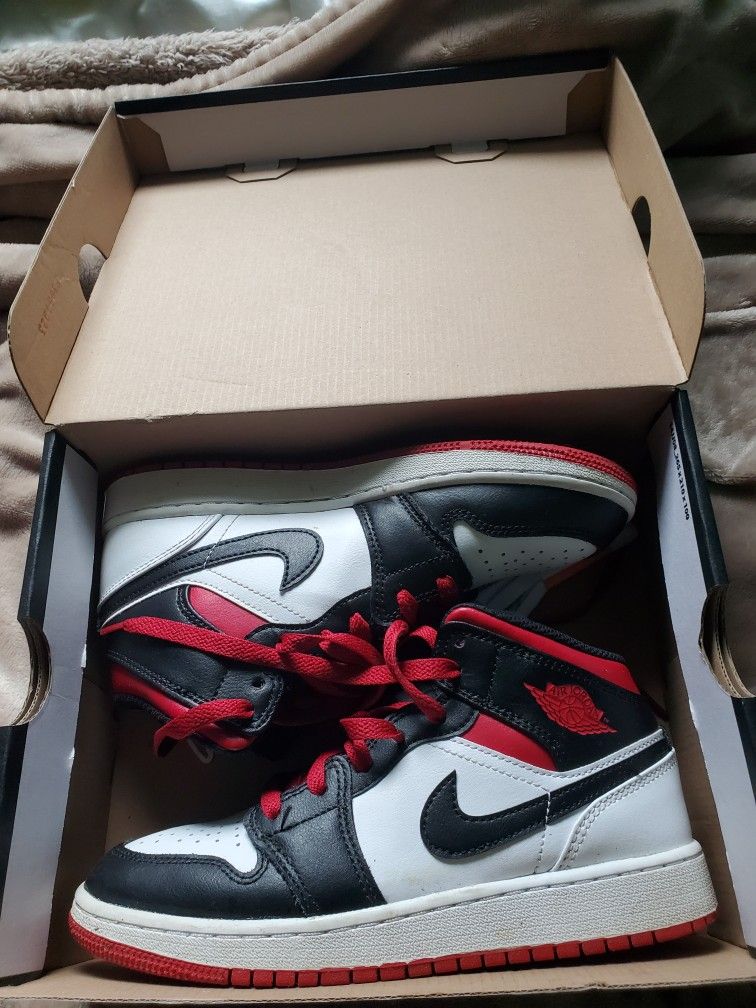 Air Jordan 1 Mid grade school