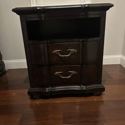 2 Matching Solid Wood Nightstands 