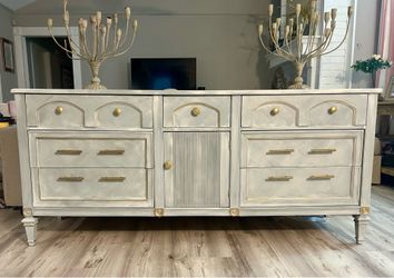GORGEOUS REFINISHED BUFFET/SIDEBOARD/MEDIA STAND/DRESSER