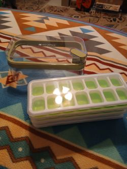 ICE CUBE HOLDER AND 5 TRAYS