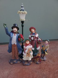 Costco Vintage Victorian Style Christmas Carolers w/ Lighted Lamp Post Figurine Set