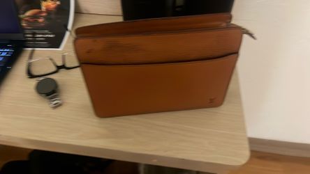 Lv clutch $200