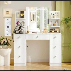 Glamorous New Hollywood Vanities With Mirrors 
