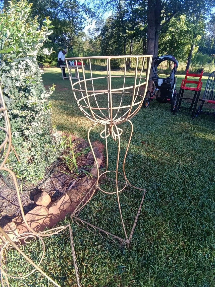 Wrought Iron 32-in Flower Pots