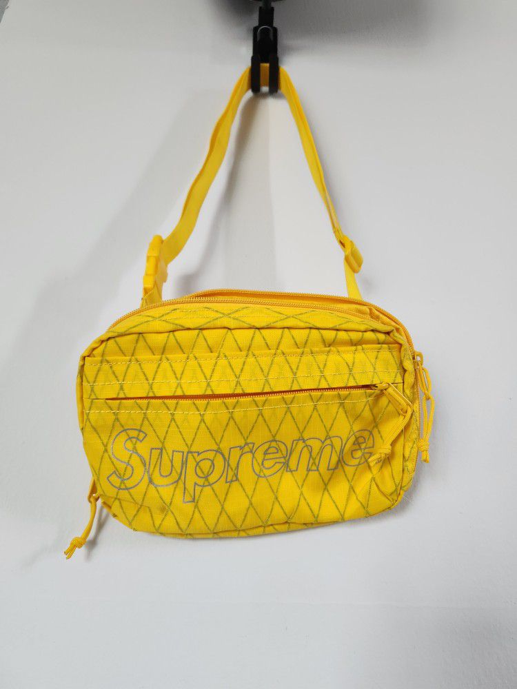 Supreme Shoulder Bag FW18 (Yellow) for Sale in Sunny Isles Beach, FL -  OfferUp