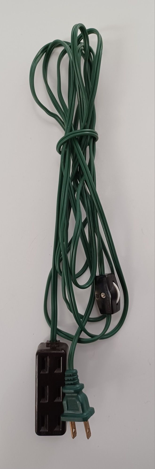 12 Foot 3 Outlet Indoor Power Cord With Roller Switch 