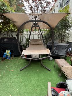 Beautiful Patio Swing w Umbrella