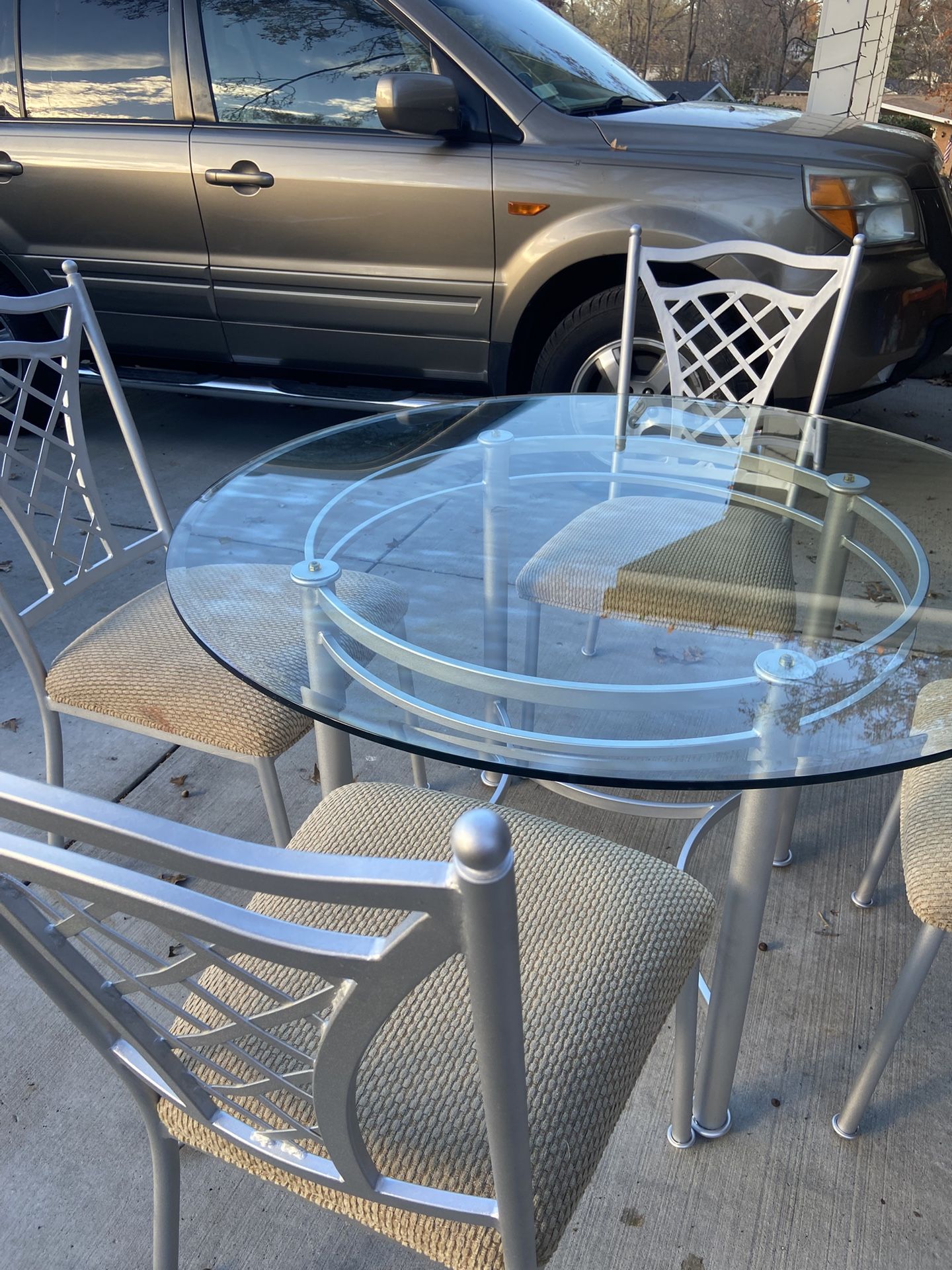 Beautiful 4-chair dining set in perfect condition. Glass table with iron base and chairs look amazing!