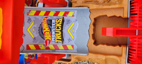 Hot Wheels Monster Trucks Play Set