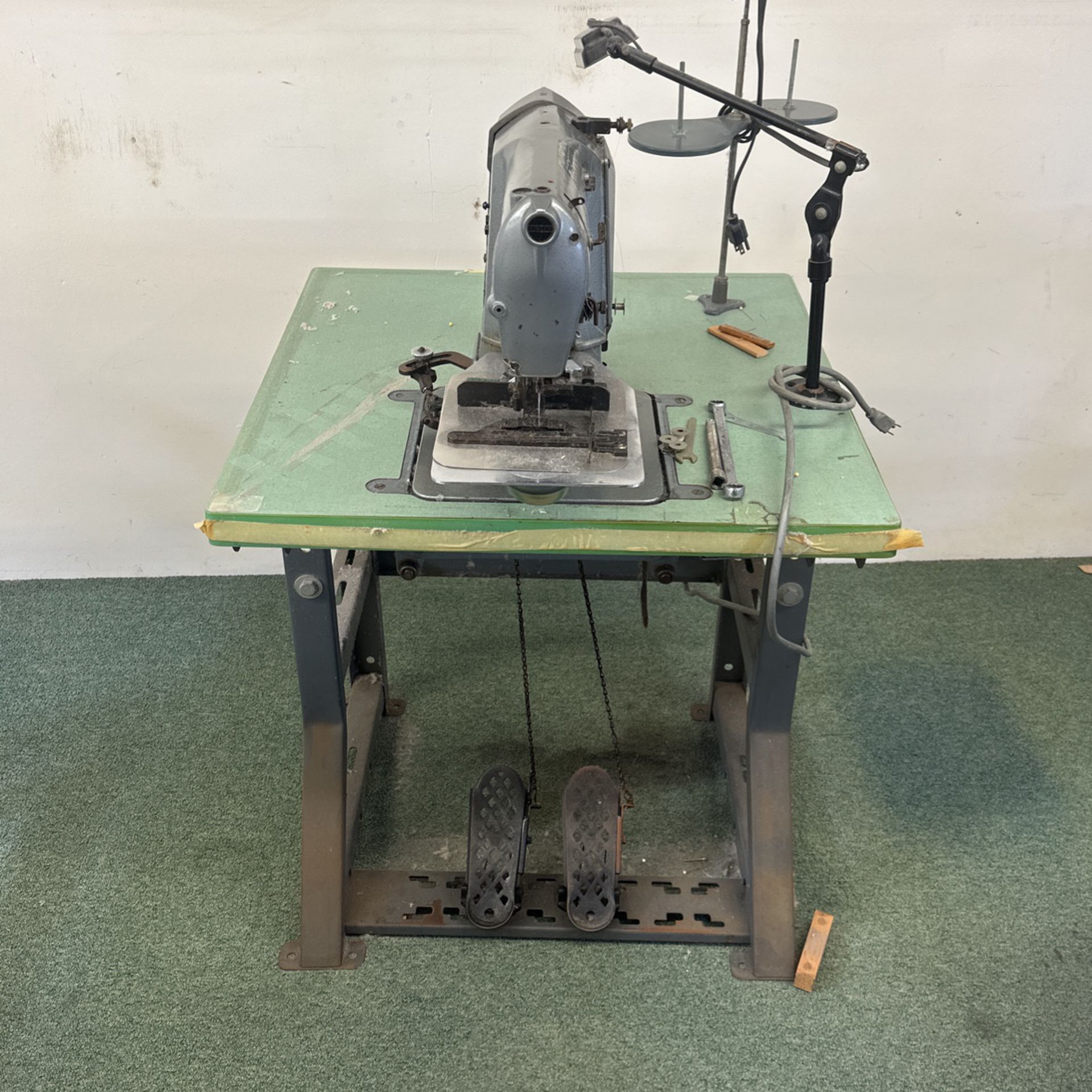 Singer Drapery Pleater Sewing Machine & Table 