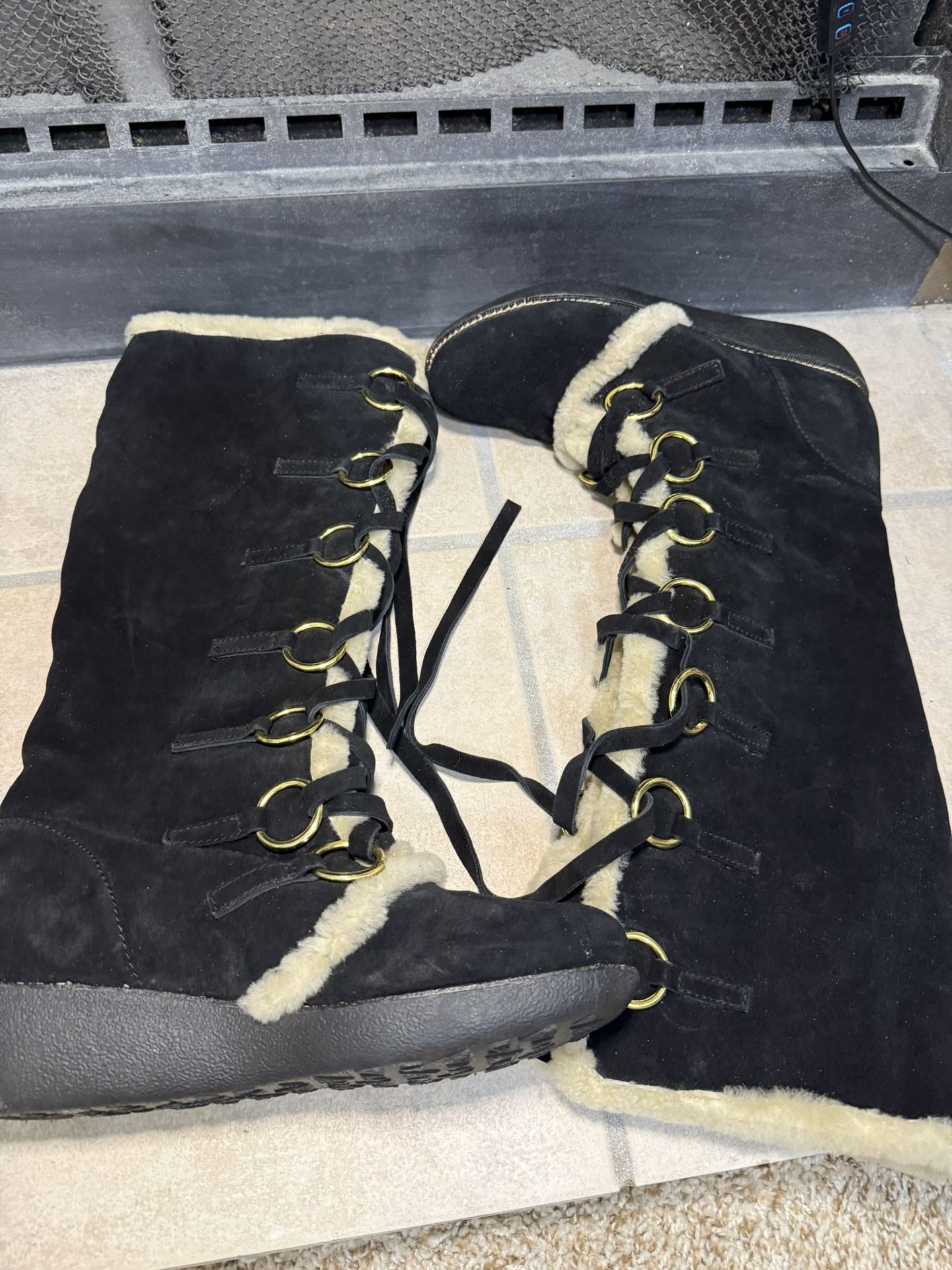Selling this Boots  In good condition  Size 9.5