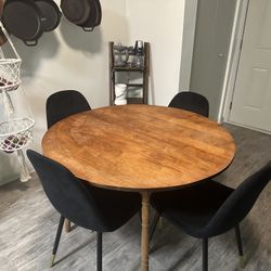 Dining table(Good Condition)
