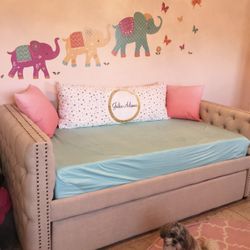 Upholstered Tufted Daybed With Trundle