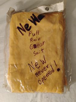 brand new full rain suit large never out of the package
