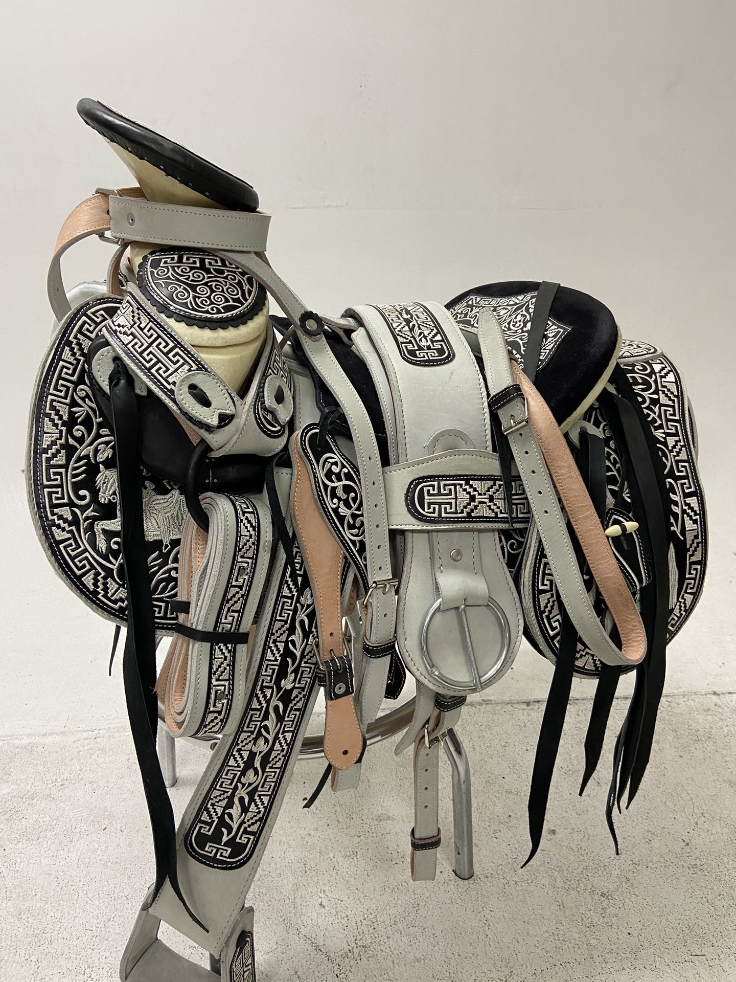 Nueva Montura Charra Bordada Con Cantinas Desmontables