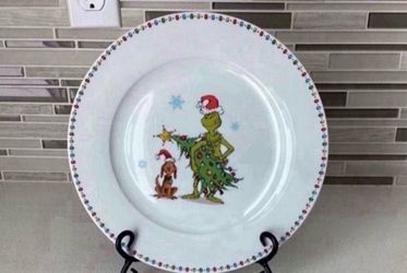 NEW DR. SEUSS THE GRINCH  (2) DINNER PLATES