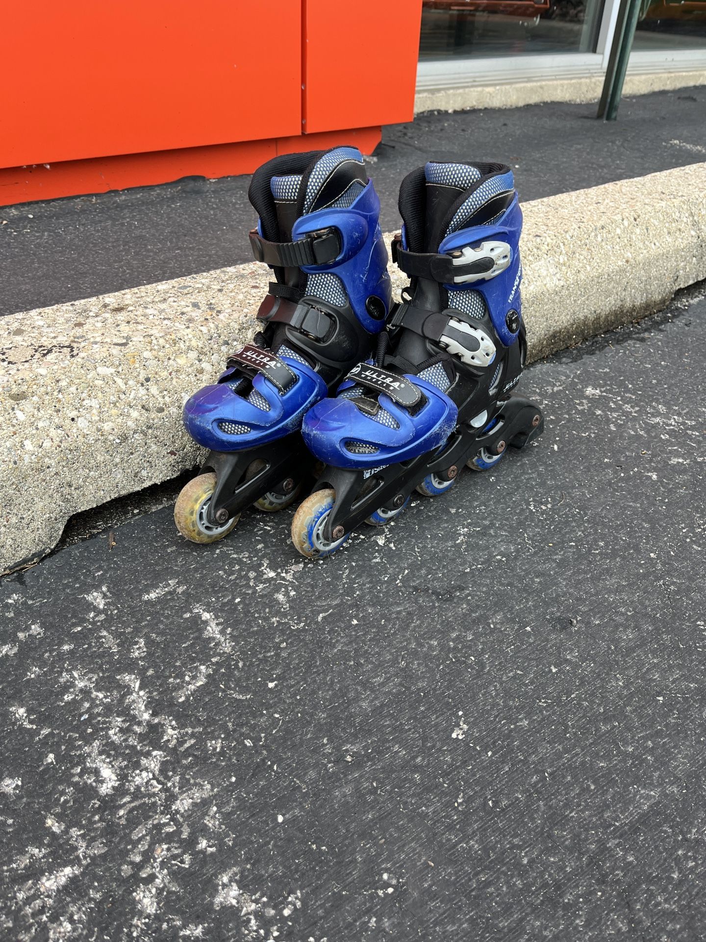 Roller Skate used in good condition ultra wheels adjustable by foot to the front and back