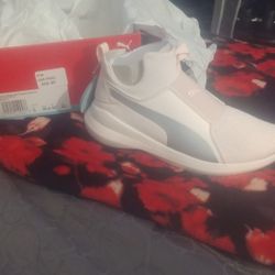 Brand new Women Pumas size 4