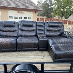 5 Piece Electric Reclining Leather Sofa And chase. 
