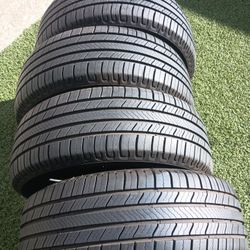 215-55R17 Michelin Defender 2